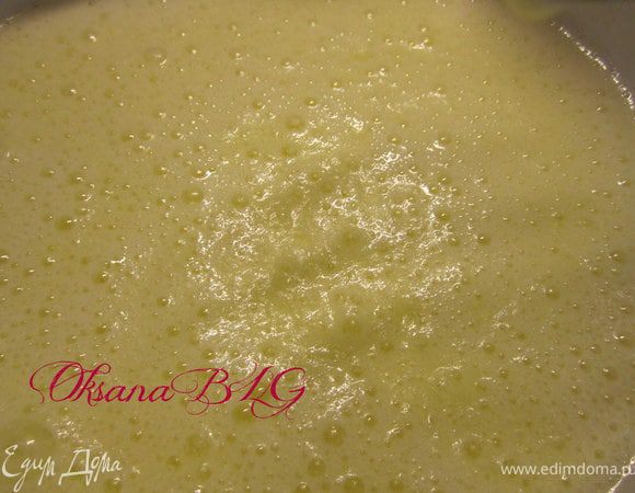 Добавить к взбитым яйцам.