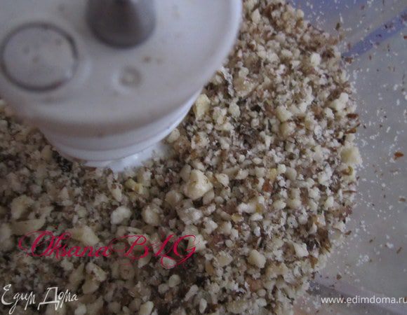 Орехи измельчить.