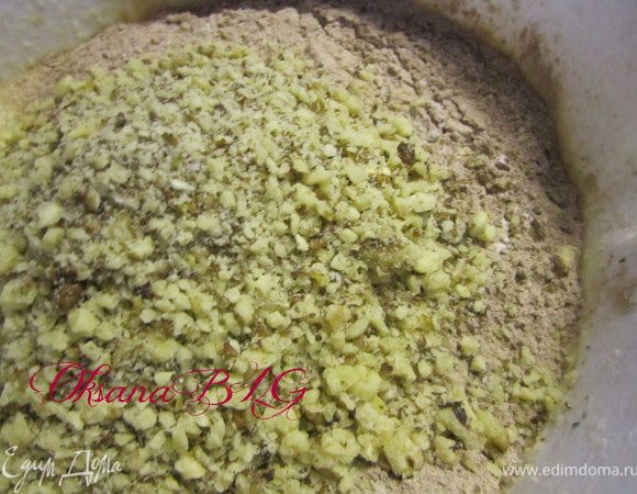 В яичную масу добавить сухие продукты и орехи.