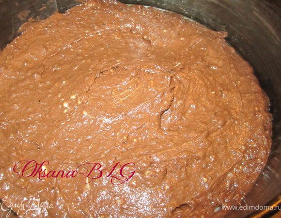 Выпечь три коржа. Выпекать 10-15 минут, при температуре 180 градусов. Готовность проверить деревянной шпажкой.