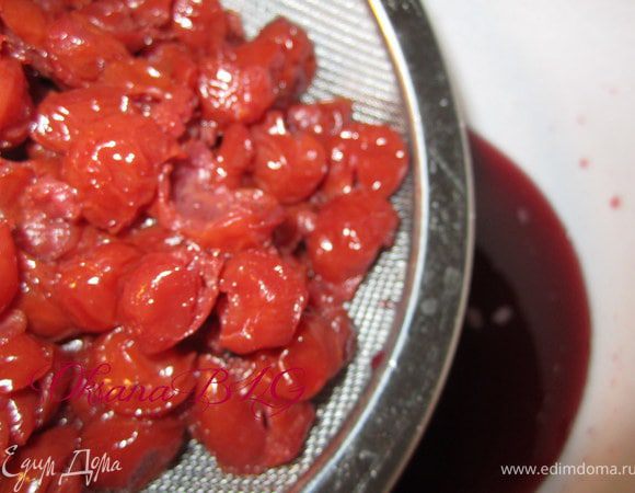 Вишню откинуть на дуршлаг.