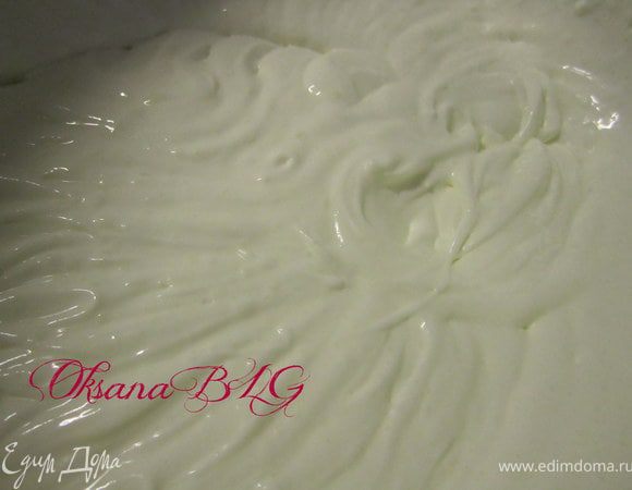 Сметану взбить с сахаром.