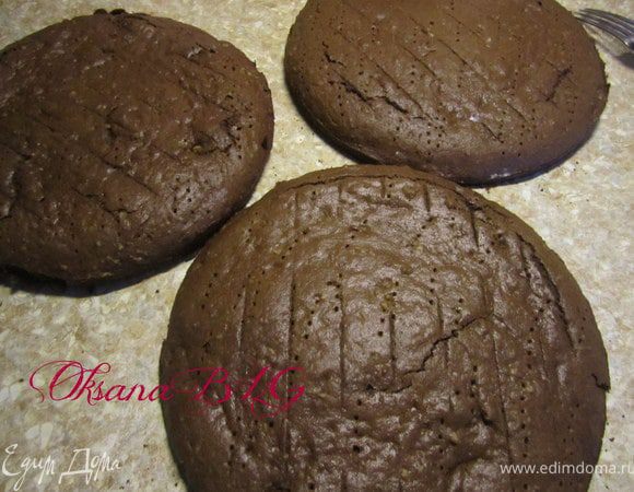 Коржи проткнуть вилочкой.