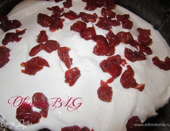 Собираем торт. На низ положить корж. Покрыть  половиной крема, выложить 1/3 часть вишни.