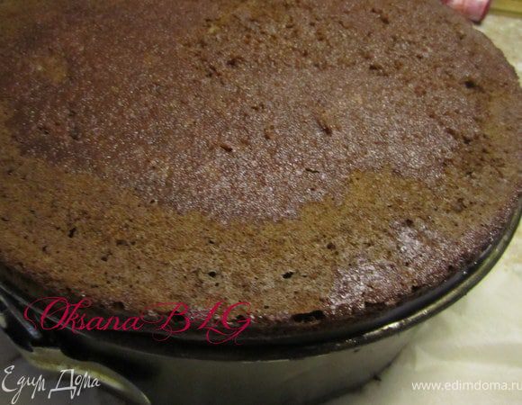 Накрыть коржом, повторить, крем, 1/3 часть вишни, корж. Поставить в холодильник на 1-2 часа.