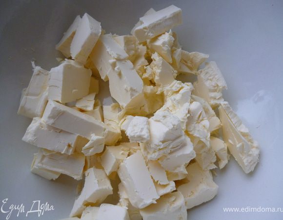 Тесто:
охлажденный маргарин нарезать кубиками.Отмерить положенное количество муки.