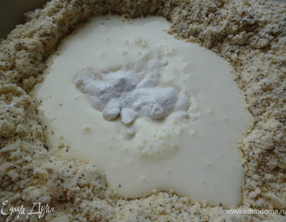 В мучной смеси сделать углубление,в него вылить сметану,на сметану соду.Ложкой перемешать сметану с содой(погасить)и замесить тесто.Если будет липнуть к рукам,добавить две столовые ложки муки.Тесто разделить на 10частей(шаров),накрыть пленкой и отправить в холодильник не менее чем на 6часов.Я обычно готовлю тесто с вечера,а пеку утром.