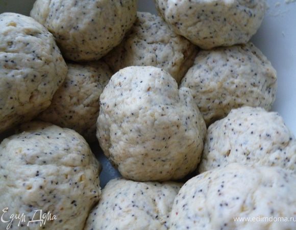 Духовку нагреть до 170градусов(вместе с противнем).Достаем шарик теста из холодильника,присыпаем стол мукой и раскатываем скалкой круг толщиной как блинчик.Берем блюдо,накладываем на тесто и вырезаем корж.