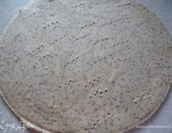 Получается вот так.Коржи будут одинакового размера.Что бы коржи не вздувались,накалываем их вилкой.Руками берем корж за края и переносим на противень.