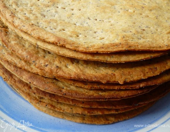 Выпекаем минуты 3 с одной стороны,переворачиваем,затем с другой стороны до румяного цвета.И так все остальные по очереди.Получается вот такая стопка.