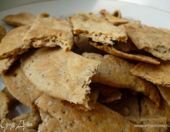 Обрезки тоже выпекаем(для отделки боков торта).Если обрезков много,можно сформовать из них еще пару дополнительных коржей.На разломе видно,что тесто слоится.