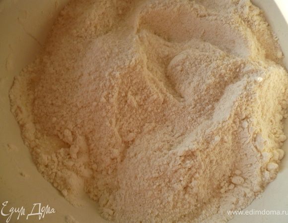 Теперь сварим крем.Смешаем муку с сахаром и ванильным сахаром.