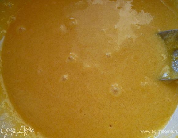 Добавим к этой смеси яйца и хорошо перемешаем ложкой.