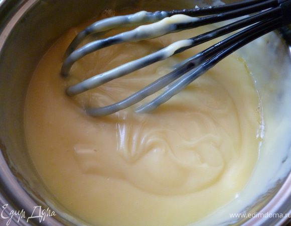 Берем посуду,в которой будет вариться крем,выливаем оставшееся молоко,ставим на небольшой огонь и Размешивая венчиком,постепенно добавляем Смесь из муки и яиц.Не переставая помешивать,варим до загустения.(как только появился первый пузырек,огонь выключаем).Взбивая крем венчиком,остудить до теплого состояния,приготовим масло.