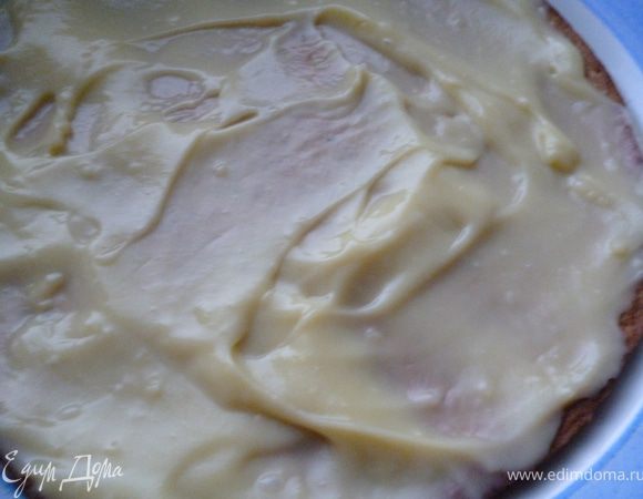 Теплым кремом смазываем корж(4ложки),сверху кладем второй,легонько прижимаем и опять крем.И так все коржи.Верхний корж смазываем кремом и даем торту постоять часа 3-4.