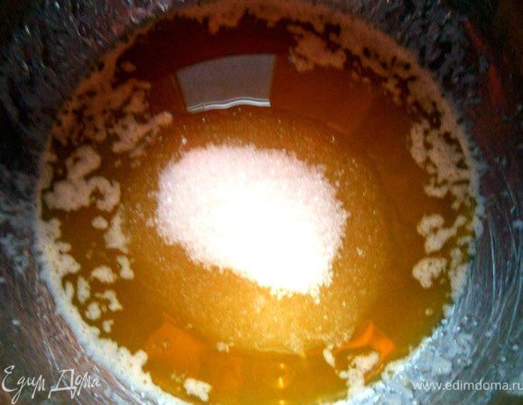 Соединить масло с сахаром, немного растереть. 
