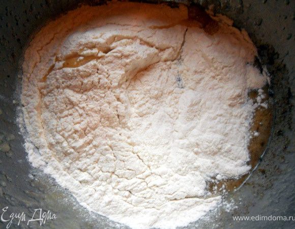 Просеять муку, замесить мягкое тесто (важно не переборщить с мукой - оно должно оставаться влажным, немного липким, очень эластичным и не крошащимся). 