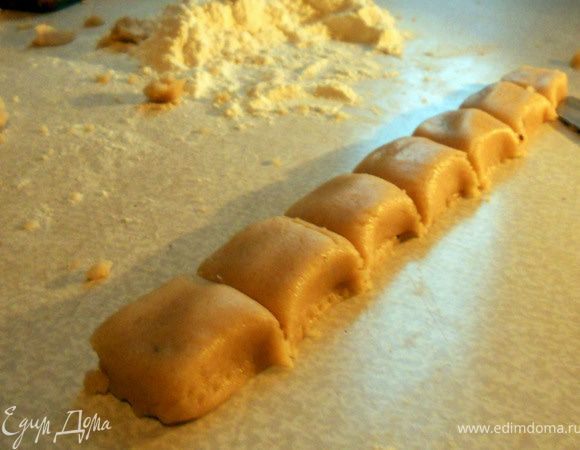 Разделить тесто на несколько частей, из каждой сформировать колбаски, с помощью ножа придать более четкие линии. Разрезать острым ножом одним резким движением на квадраты. 