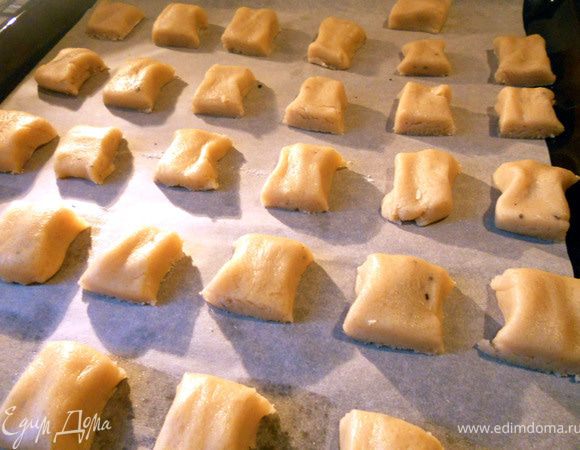 Переложить на застеленный пергаментом противень. Выпекать в предварительно разогретой духовке (170-180С), минут 10 или чуть больше - печенье не должно сильно зарумяниться, должно оставаться достаточно мягким. Сразу вытащить из духовки и остудить при комнатной температуре. Можно в плотном контейнере спокойно хранить неделю. 