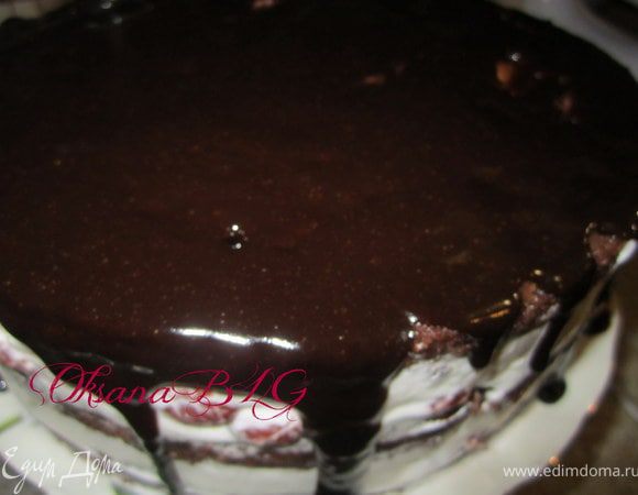 Сверху полить половиной шоколада или помадки.