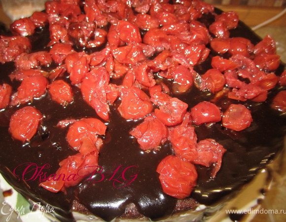 Выложить оставшеюся вишню.