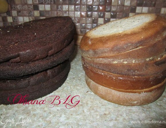 Приготовить бисквит шоколад на кипятке по рецепту http://www.edimdoma.ru/recipes/31029 в двух формах 22 см и 26 см. 
Приготовить классический бисквит по рецепту http://www.edimdoma.ru/recipes/20733 в друх формах 18 см.
