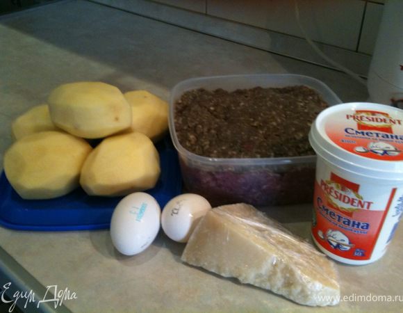 Картофель очистить и отварить до готовности.
Фарш заправить по Вашему вкусу.