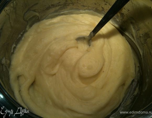 С помощью блендера приготовить пюре из картофеля. Добавить в пюре 2 яйца, хорошо размешать.