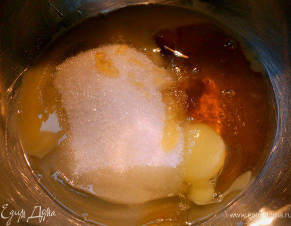 Яйца соединить с сахаром и медом.