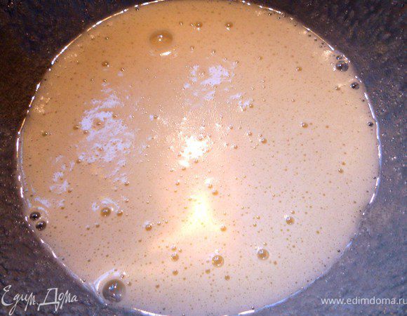 Слегка взбить вручную или миксером, до появления нежной и не стойкой пены. 