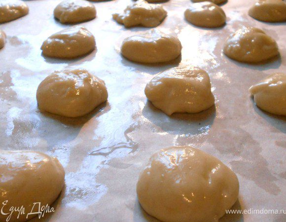 Выкладывать небольшими порциями (они еще увеличатся слегка в объеме) на застеленный пергаментом противень (удобно делать двумя ложками, либо руками, смоченными водой). Смазать слегка взбитым желтком, выпекать в предварительно разогретой духовке до 170-180С около 15 минут. ***главное не пересушить, готовое печенье - мягкое, пружинистое, оно еще немного подсохнет при комнатной температуре. Очень душевно с имбирно-медовым чаем!***. 