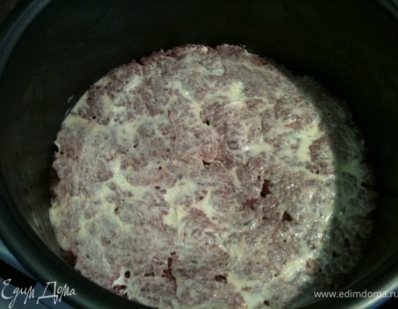 Сверху на пюре выложить фарш и смазать его сметаной.