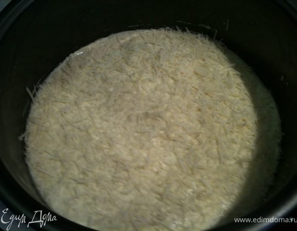 Снова смазать сметаной и посыпать тертым сыром "Пармезан".