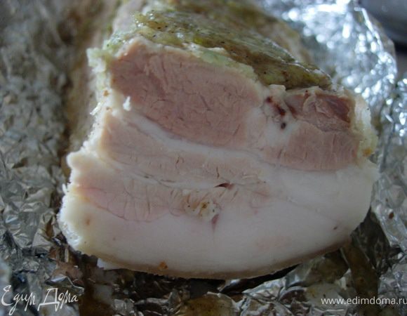 Затем вынимаем подчеревок, кладем на фольгу и обильно натираем чесноком (выдавить через чесночницу), молотым перцем, кориандром. Заворачиваем плотно в фольгу, охлаждаем в холодильнике. На следующий день подчеревок еще вкусней! Вот такой он...тоненько нарезаем и употребляем!