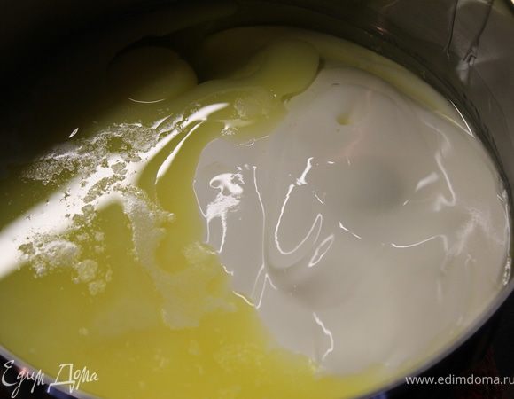 Сметану и яйца.