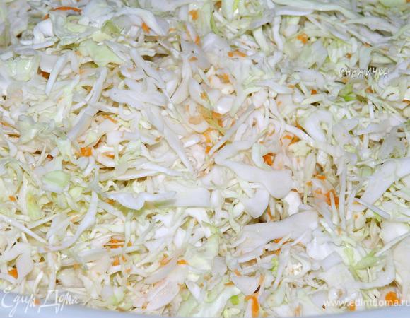 Морковь натереть на терке. Добавить к капусте морковь и тмин, аккуратно и бережно перемешать двумя руками.