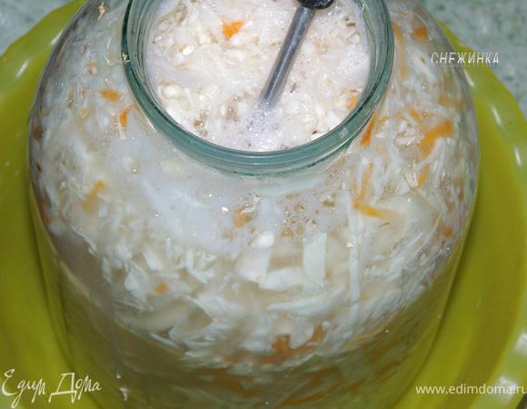 Для этого надо воспользоваться каким-нибудь предметом (ложка, вилка), чтобы опустить его в банку к самому дну и выпустить пузырьки. Капуста при этом оседает. 