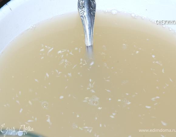 Через 3 суток жидкость из банки слить, добавить в нее же сахар, перемешать, и снова залить капусту. 