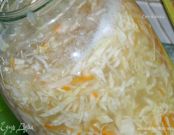 Оставить уже в прохладном месте (сейчас еще я ставлю на балконе), прикрыв салфеткой (теперь подниматься капуста уже не будет). Через сутки можно кушать. Храним капусту в холодном месте в банке под капроновой крышкой. 