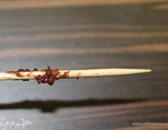 Готовность проверяем зубочисткой — она не в коем случае не должна выходить абсолютно сухой! Консистенция должна быть слегка влажной, и на палочке (зубочистке) должны оставаться влажные следы с немного прилипшими крошками теста, но опять же не абсолютно грязной и испачканной. Я на фото специально показываю вам, как это должно выглядеть... Здесь лучше чуть-чуть не допечь, чем перепечь!