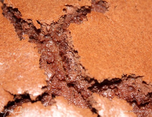 Верхушка торта слегка потрескается и через разломы можно увидеть и проверить влажность зрительно (см. фото). Самое то!