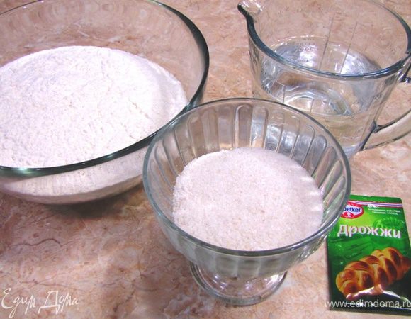 Итак - Чиабата - не вымешивая тесто.
Как ни странно наиболее понравившийся мне рецепт я нашел на Youtube. Я просто набрал Ciabatta и увидел замечательный видеоролик с двумя детьми, которые готовили хлеб. Конечно, меня поразило, что они совершенно не вымешивали тесто, а просто перемешали в емкости.
Сразу оговорюсь. Я не люблю, когда хлеб слишком воздушный, поэтому у меня чиабата такая, какую я люблю. Как этого добиться - смотрите пояснения к расстойке теста.