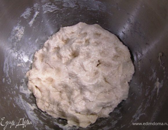 Смешайте большую часть муки и воду.
Насыпьте соль и остальную муку и размешайте венчиком, вилкой или лопаткой пару минут.