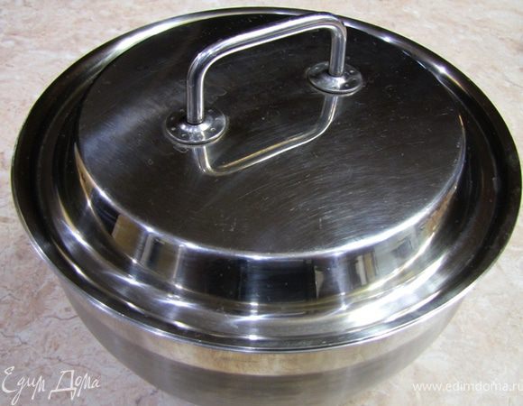 Накройте форму пленкой или крышкой (у меня как раз освободилась после маринования предыдущего рецепта  ) и поставьте расстаиваться в течение полутора часов.