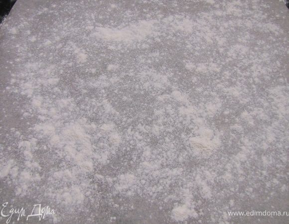 Здесь важна температура окружающей среды. Вообще положено расстаивать при температуре 25-30 градусов. Но, так как я люблю, чтобы пузыри были крупнее, чем в обычном белом хлебе, но не очень большими, я расстаиваю просто при комнатной температуре. Как вариант, можете разогреть духовку до 25-30 градусов (минуты три на минимальном огне) и поставить емкость с тестом внутрь. Таким образом, вы избавитесь и от сквозняков.
После расстойки снимите пленку с формы.
Посыпьте стол мукой.
Поддевая лопаткой с краев тесто как бы "срезайте" с поверхности формы пока тесто не отделится от формы и не упадет на стол, стараясь не сильно давить на тесто. 
Разделите лопаткой или ножом тесто на две части.
Положите бумагу для запекания в противень. Посыпьте мукой.