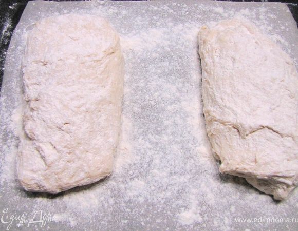 Дальше действуйте очень аккуратно, стараясь не мять тесто. 
Аккуратно выложите тесто на муку.
Сформируйте овал из теста. Не старайтесь делать слишком ровно. Помните о том, чтобы уже образовавшиеся воздушный пузырки не вышли из теста.
Посыпьте сверху чиабаты мукой довольно обильно.