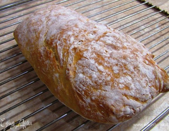 Нагрейте духовку до 240 градусов.
Поставьте на дно емкость с пол литра кипятка, чтобы чиабата запекалась во влажной среде.
Положите противень с чиабатой в духовку и запекайте в течение 35-40 минут.
Достаньте из духовки и положите на решетку, чтобы воздух мог циркулировать снизу. Остужайте на решетке не менее полутора часов. Ничем не накрывайте чиабату.