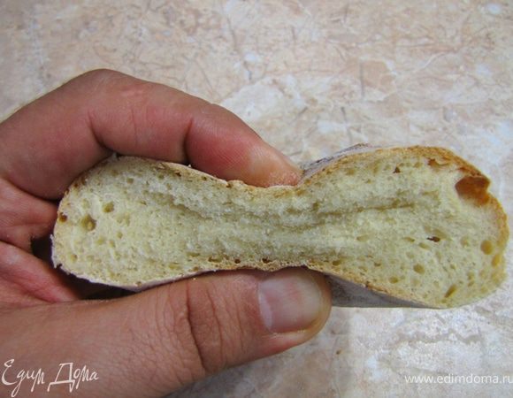 Чиабата получается пористой и одновременно очень эластичной. Это можно увидеть на следующих фотографиях.