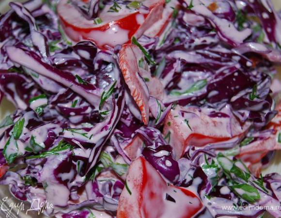Пока готовится шкара, я приготовила быстрый разноцветный салат из любимой синей капусты, болгарского перца, тертого корня сельдерея, мелко рубленного чеснока и зелени, заправив его сметаной (можно домашним майонезом или маслом).