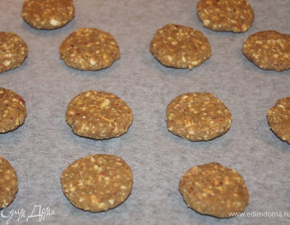 Духовку разогреть до 170С. Противень застелить пергаментом.
Сформировать небольшие печеньки. 